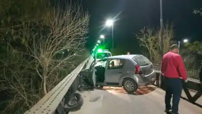 Impactó contra el puente negro y el momento del choque dejó helados a los testigos