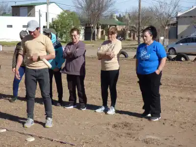 El intendente que maneja la combi: así viajan los adultos mayores rumbo a los Juegos Deportivos