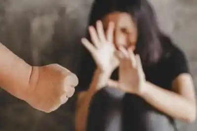 Escena de celos tras un baile terminó en una golpiza: ella quedó con el botón antipánico