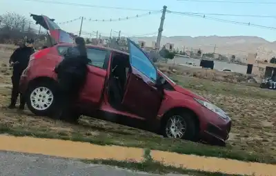 Susto en la segunda rotonda de Valle Chico: perdió el control tras reventar una cubierta