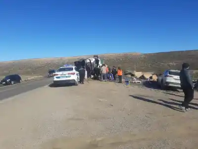 Un camión volcó en el acceso a Rada Tilly y su conductor terminó hospitalizado