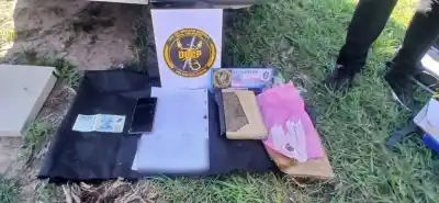 Intento ocultar un paquete bajo el asiento y el hallazgo la dejó detenida
