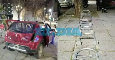 Escape en pleno centro: un adolescente rozó a un peatón y destrozó los bicicleteros de Plaza Moreno