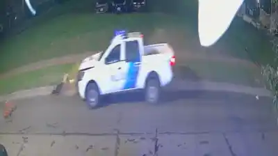 Un patrullero que iba a una emergencia atropelló a un hombre en Almirante Brown: el video que muestra el momento exacto