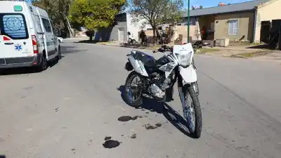 Reventó la cubierta de su moto en plena marcha y terminó en el hospital