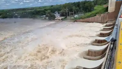 Alerta máxima en Santiago: el río Dulce se acerca con una furia histórica y muchos se niegan a huir