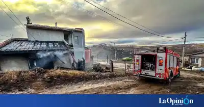 Estaba arreglando su moto y el fuego lo sorprendió: tuvo que ser hospitalizado