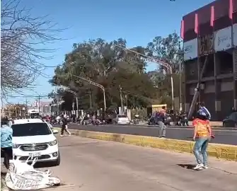 Caos en el Centenario: piedrazo a una sargento y demora en el clásico