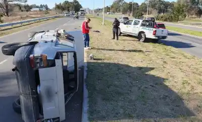 Un Fiat Duna volcó tras chocar contra un camión en la ruta 1: seis personas terminaron en el hospital