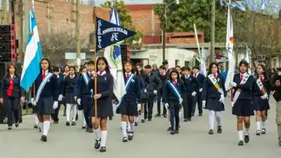 La Avenida Forestal se vistió de fiesta: así se vivió el desfile por el 23 de Agosto