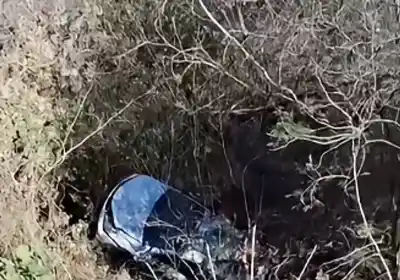 Un auto quedó colgado en una hondonada: el video que desconcierta en el Cerro de la Virgen