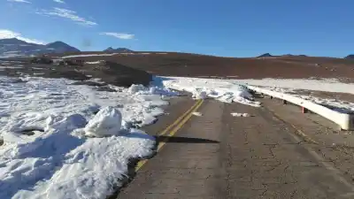 El Paso de Jama sigue bloqueado: la lucha contra el hielo en la Ruta 27-CH que tiene en vilo a Jujuy