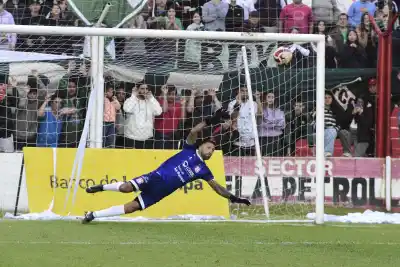 El héroe bajo los tres palos: Gabriel Argüello y la noche que Costa Brava gritó campeón