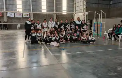 El vóley formativo brilló en Selva: un encuentro regional que desbordó el Polideportivo