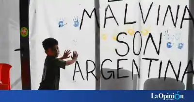 Juegos, chocolate y una bandera con huellas: así celebraron los veteranos a los niños