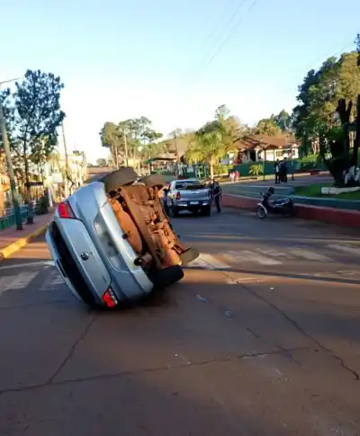 Un Volkswagen Gol volcó tras chocar contra una camioneta en San Pedro: el insólito final