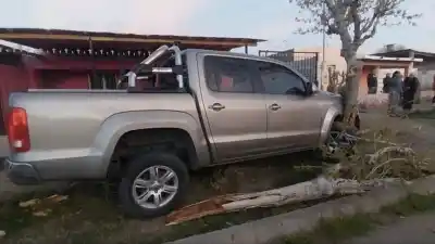 Estaba esperando el colectivo y una camioneta la embistió: lucha por su vida