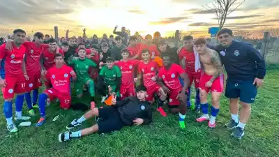 El equipo que juega con uno menos y aún así es único líder en la B