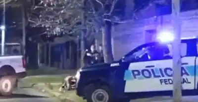 Tiroteo en la puerta de la casa de Duhalde: un motociclista herido y dos delincuentes prófugos