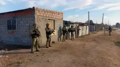 Un allanamiento en Villa Mercedes terminó con un joven demorado y un arsenal de evidencia