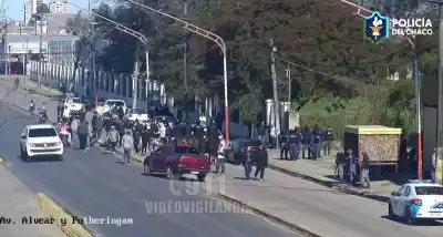 Nuevo estallido de violencia en el Centenario: piedras, corridas y una policía herida