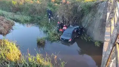 Un comisario perdió el control en plena ruta y terminó semisumergido en un arroyo