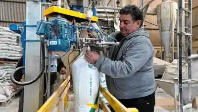 De baldes y una mezcladora prestada a 3.500 toneladas anuales: la historia de la fábrica que alimenta a la ganadería patagónica