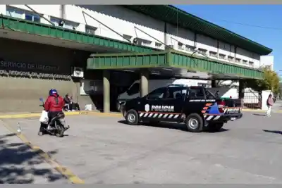 Motochorro intentó robarle la cartera a una ciclista en plena calle y terminó huyendo a toda velocidad