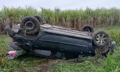 Volcó en un cañaveral de Leales y salió caminando: el milagro de una conductora santiagueña