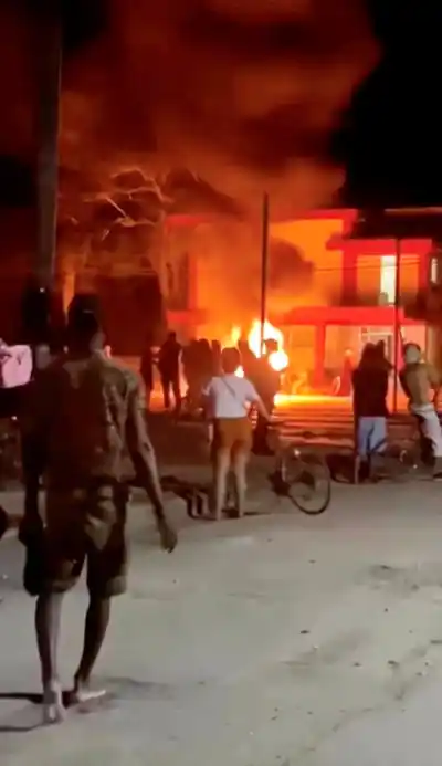 Furia en Cuba: atacan sede del Partido Comunista en medio de protestas por apagones