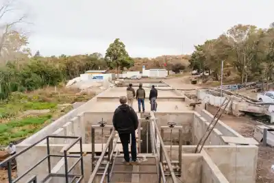 Inspección clave en Achiras: la nueva planta potabilizadora avanza a paso firme