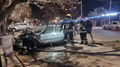 El fuego devoró un auto en plena madrugada: qué encontraron los bomberos en General Pico