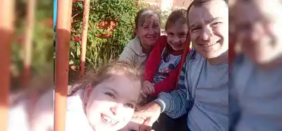 El viaje que Isabella esperaba: la nena de 9 años parte a la India para un tratamiento que podría cambiar su vida