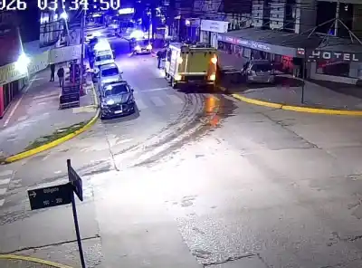 Perdió el control de su auto, subió a la vereda y terminó contra un hotel en pleno centro de Resistencia