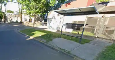 Esperaba el colectivo y dos motochoros la atacaron a culatazos en plena calle