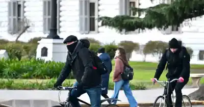 La Plata amaneció congelada: 0°C de sensación térmica y un lunes que invita a abrigarse