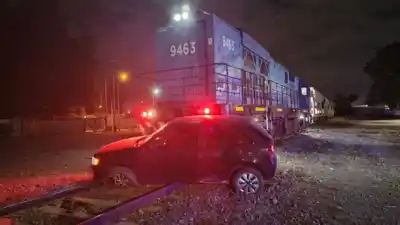 Un auto terminó bajo un tren en Guaymallén: el conductor sobrevivió de milagro