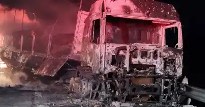 El momento en que un camión se convirtió en una bola de fuego en plena ruta: el chofer tuvo segundos para salvarse
