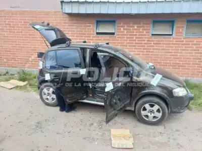 Dos jóvenes demorados en el oeste de Neuquén: hallaron cocaína y una réplica de arma en su auto