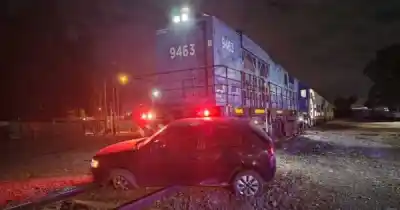 Un tren de carga embistió a un auto en Guaymallén y el conductor terminó con lesiones