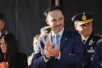 Un gobernador correntino en la mira: la invitación que recibió de Milei para viajar a París