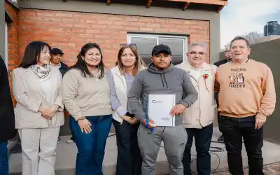 Santa María: Jalil entregó 11 viviendas y dejó inaugurados vestuarios en dos clubes