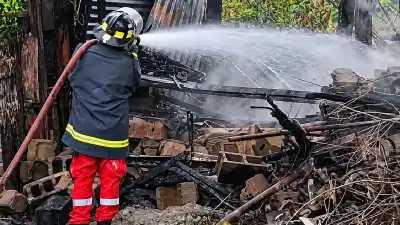 Alarma en Palpalá: el fuego arrasó un depósito y los bomberos luchan contra las llamas