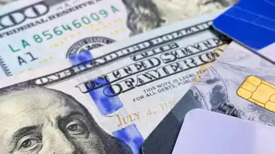 Dólar tarjeta: ¿cuánto más caro te sale hoy? El recargo del 30% que no se fue con el cepo