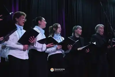Voces que unen: la noche en que General Acha se llenó de música coral