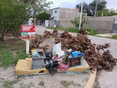 Queman y tiran basura en la Capital: quieren multas de hasta $1,5 millones