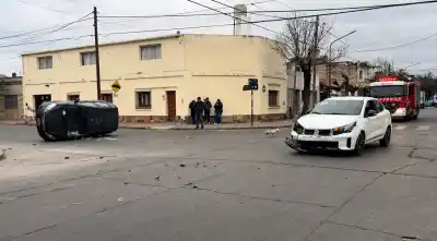 Un auto terminó de costado en plena calle Tucumán y Lavalle: qué se sabe del impacto