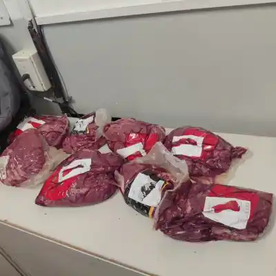 Robaron en un supermercado y la policía los atrapó con la mercadería encima