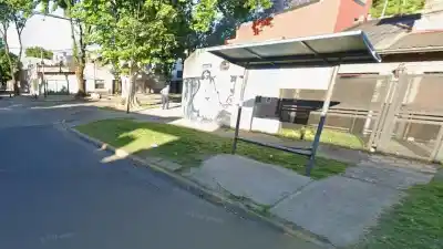 Dos culatazos en la cabeza antes de huir: el violento asalto a una mujer en una parada de colectivos