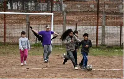 Tras años de abandono, el barrio 24 de Diciembre recuperó su cancha y ahora sueña con una Escuela de Fútbol
